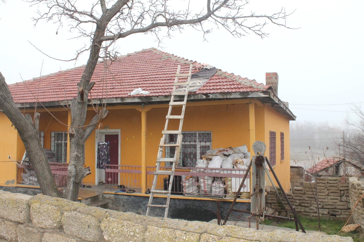Kiremitleri Onarmak İsterken Çatıdan Düştü