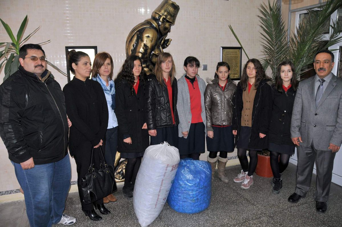 Lise Öğrencileri Engelliler İçin 20 Bin Kapak Topladı