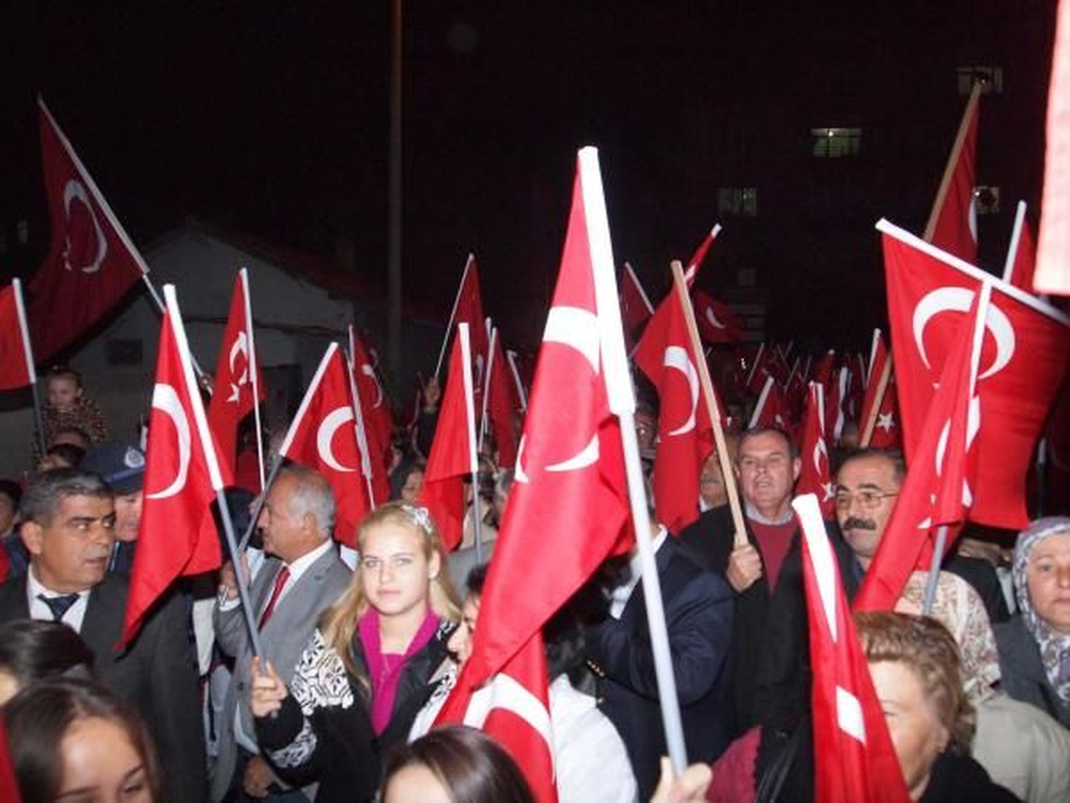 Mersin\'de 5 Bin Türk Bayrağı Dağıtıldı