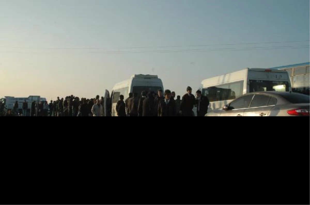 Muş\'taki Üniversiteliler Otobüs Seferleri İçin Eylem Yaptı