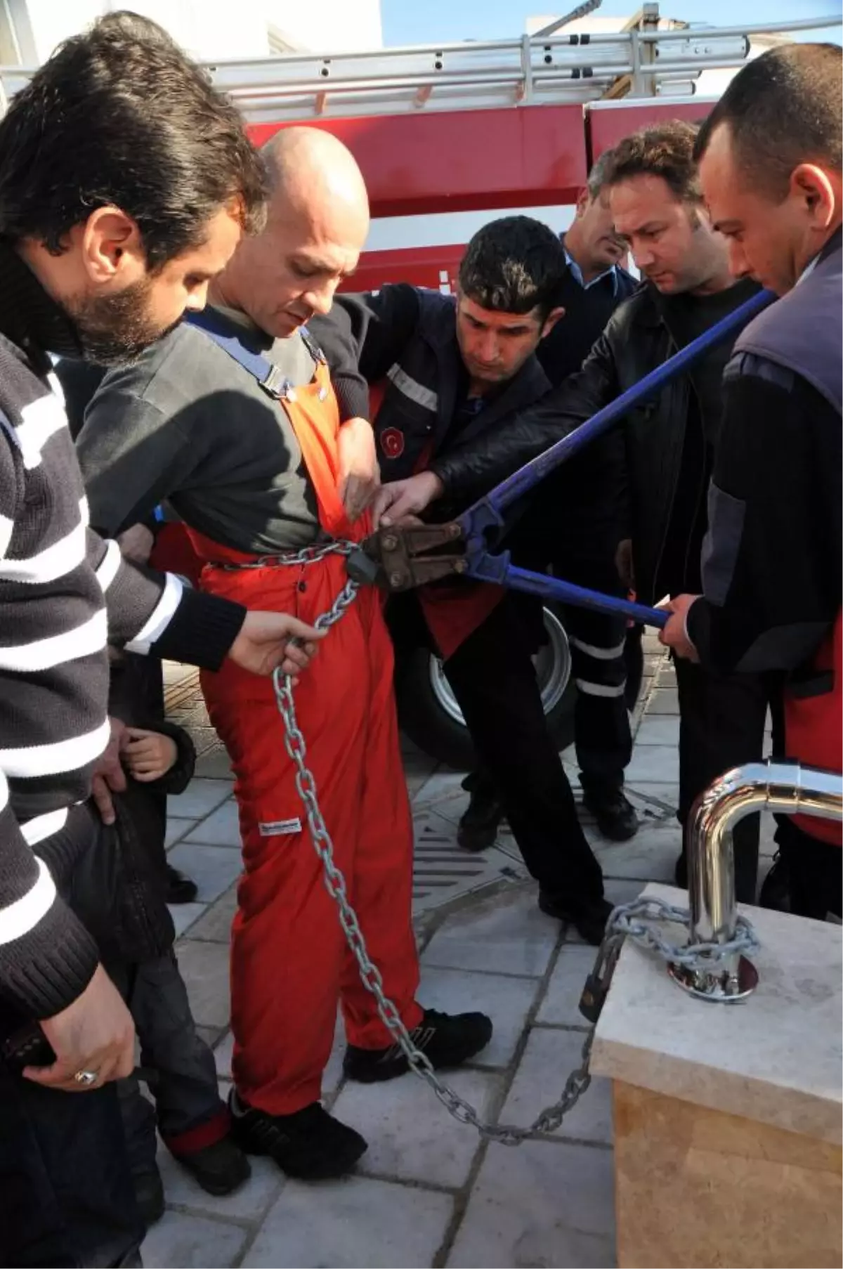 Oğlu İçin Kendini Zincirledi