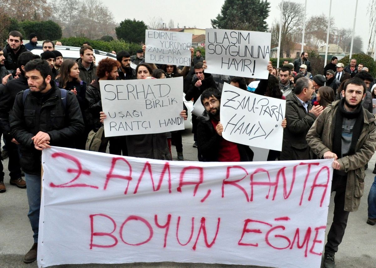 Öğrenciler Diretti, Zam Kararı Geri Çekildi