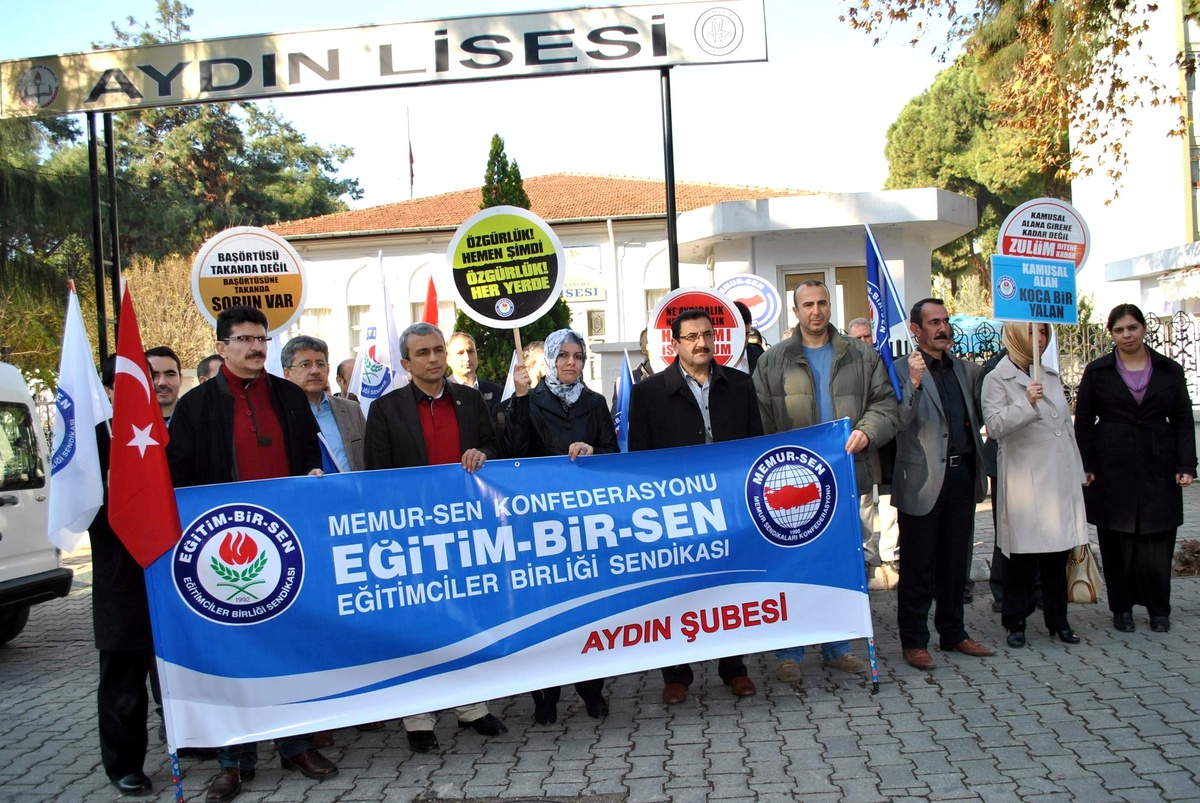 Öğretmenler Derse Serbest Kıyafetle Girdi
