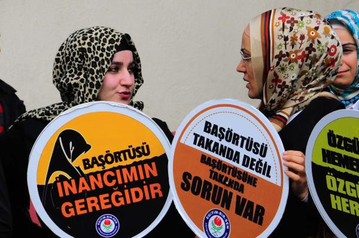 Öğretmenlerden Başörtüsü Yasağına Protesto
