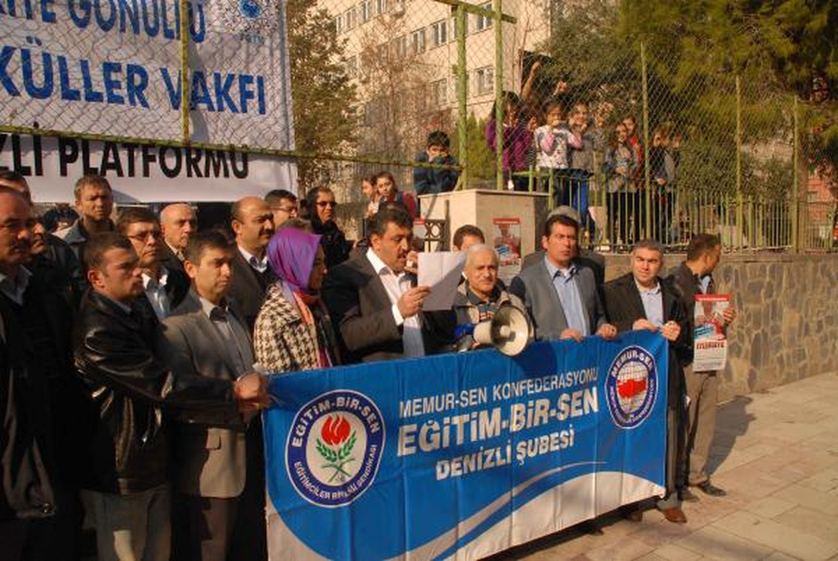 Okul Önünde Kıyafet Protestosu