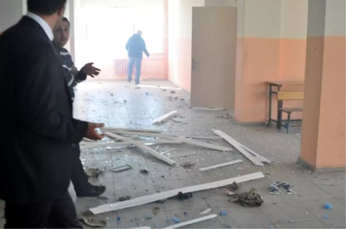 Okulda Bomba Patladı