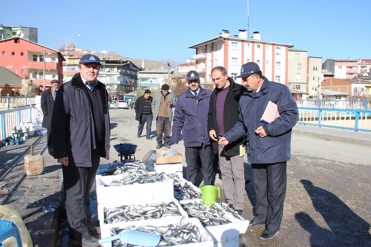 Oltu Halk Pazarında Balık Denetimi