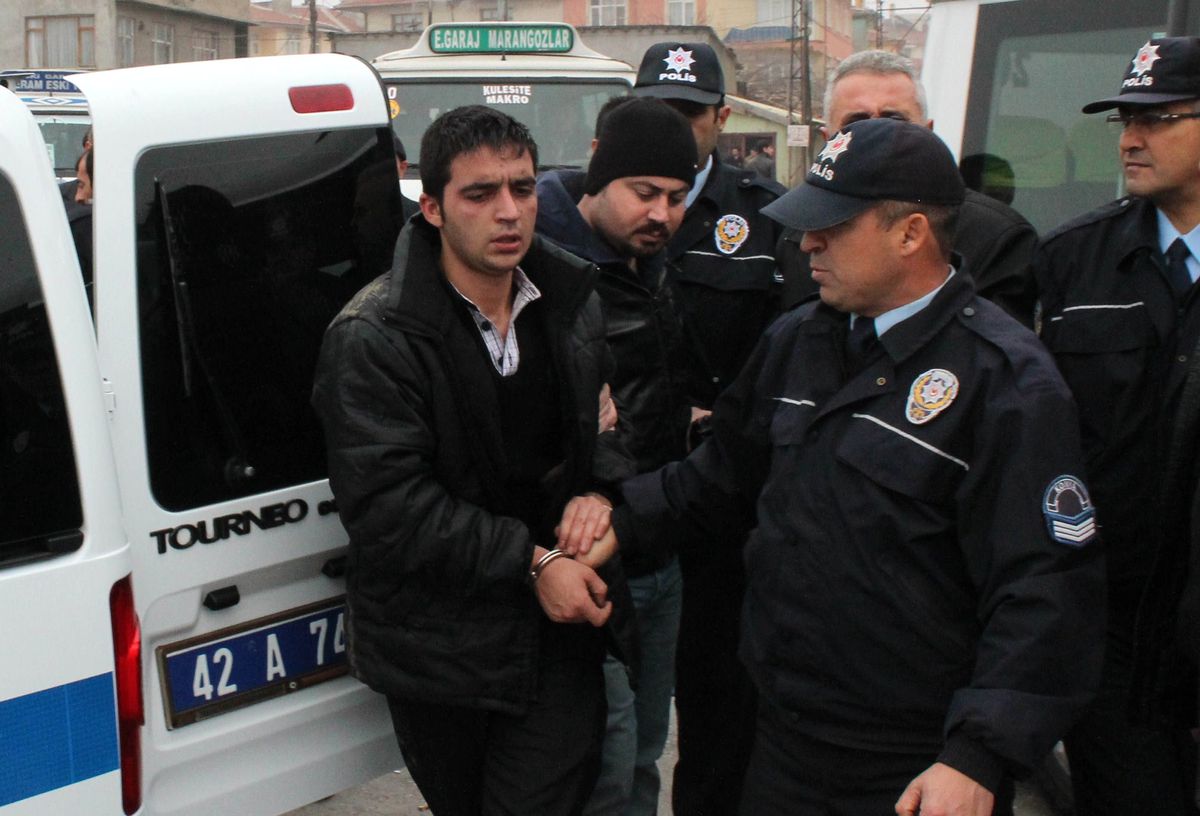Polis, Oto Hırsızını Çarparak Durdurdu
