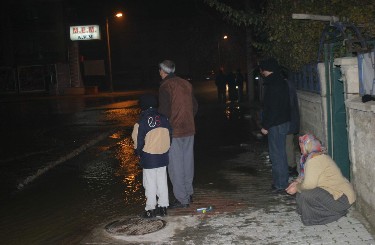 Su Borusu Patladı Evleri Su Bastı