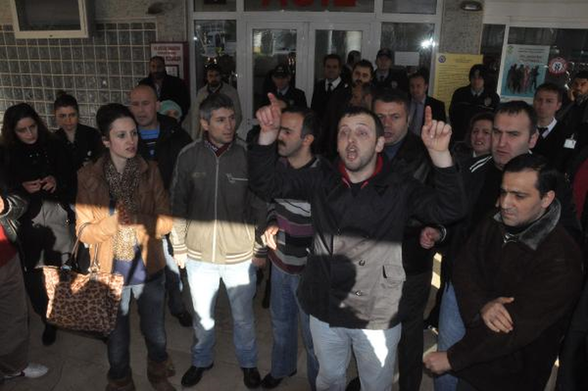 Tıp Fakültesi Hastanesi\'nde İşten Çıkarılan İşçiler Eylem Yaptı