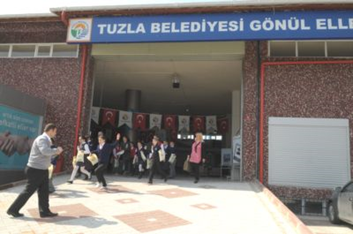 Tuzla\'da "Gönül Elleri Çarşısı"ndan Eğitim Desteği