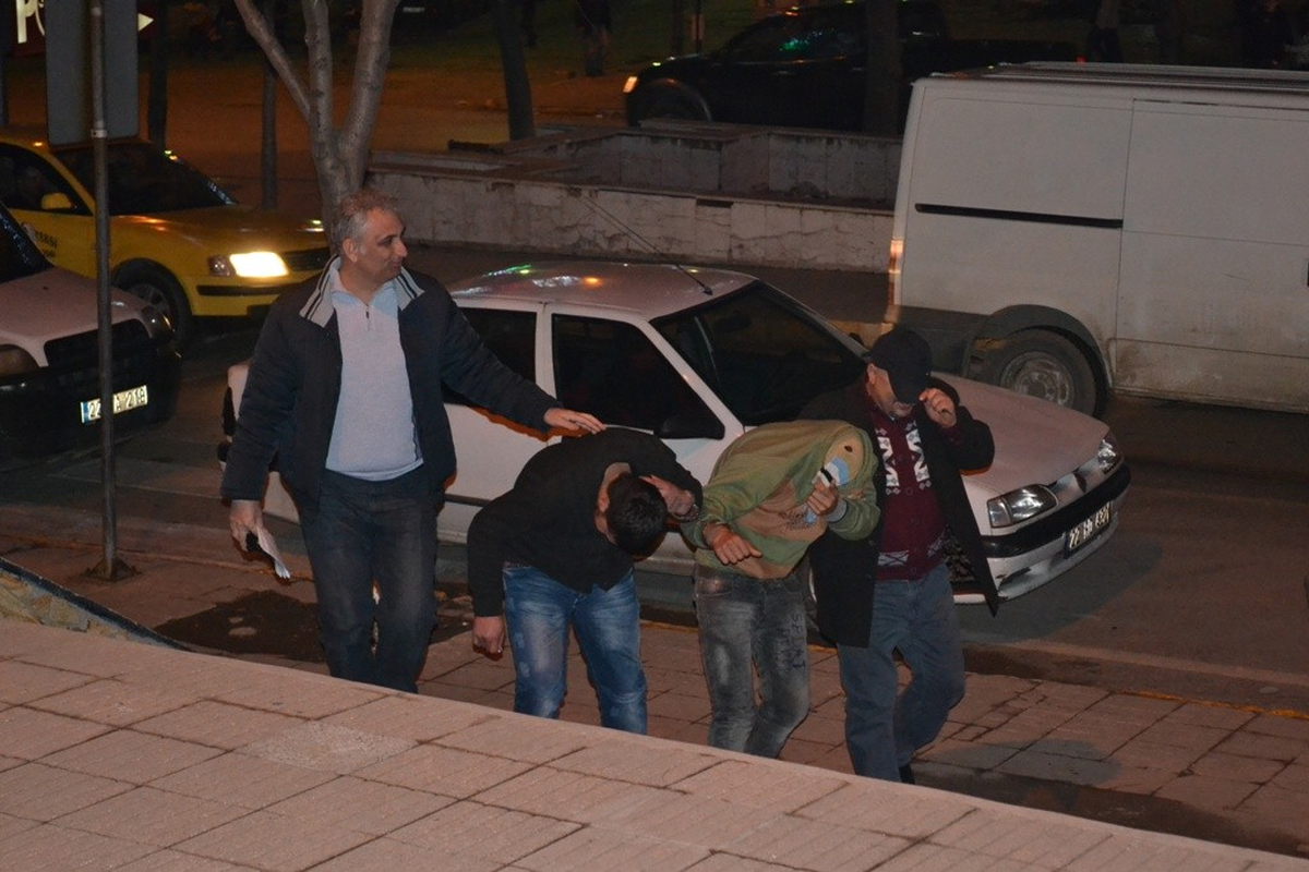 Üç Yere Girdiler, Dördüncüsünde Yakalandılar