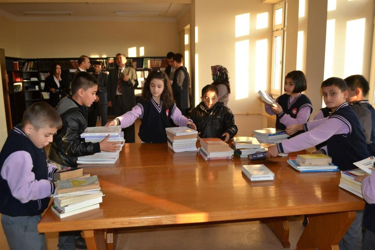 Üniversite Öğrencileriden Örnek Davranış