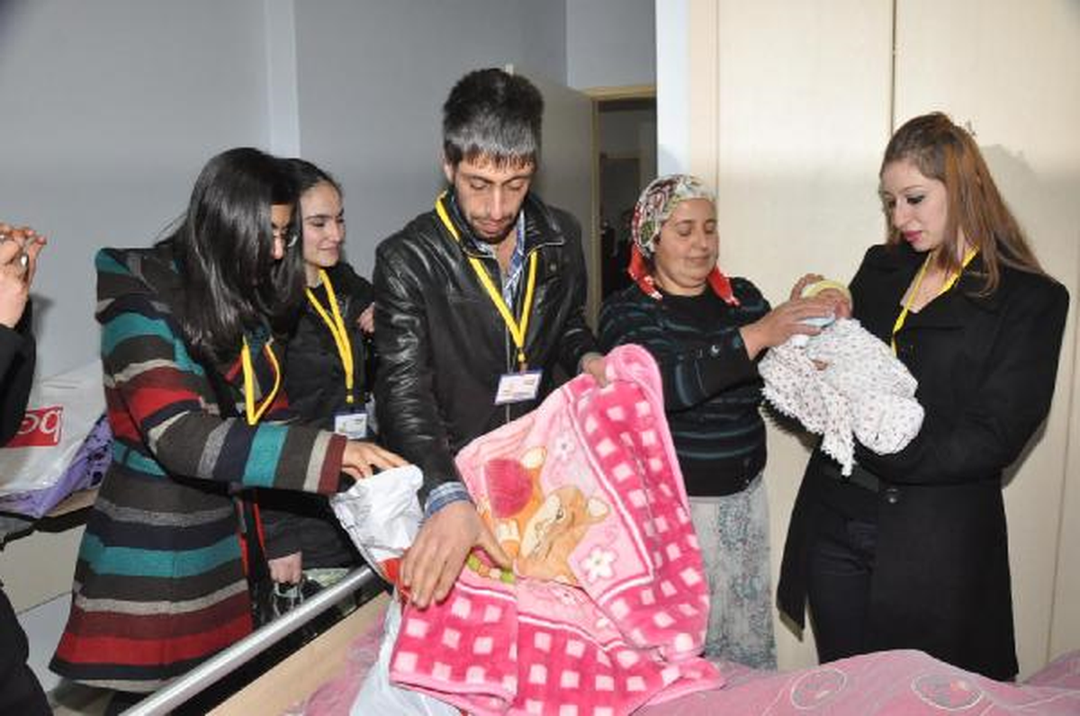 Üniversiteliler Yeni Yıl Bebeklerini Giydirdi