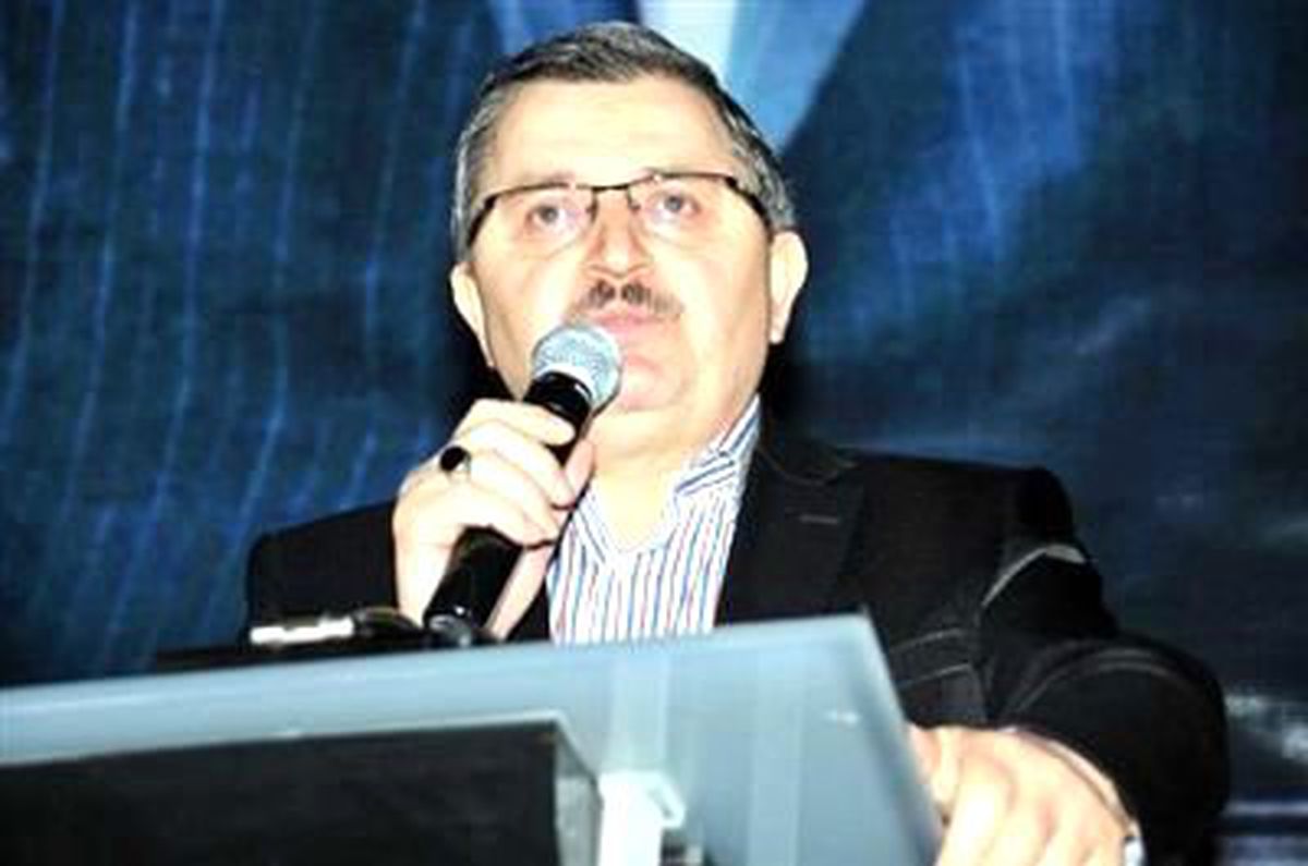Ahmet Gündoğdu: "Başbakanı Seçme Hakkı Olan Kadın, Ne Giyeceğini Seçme Hakkına Sahip Değil"