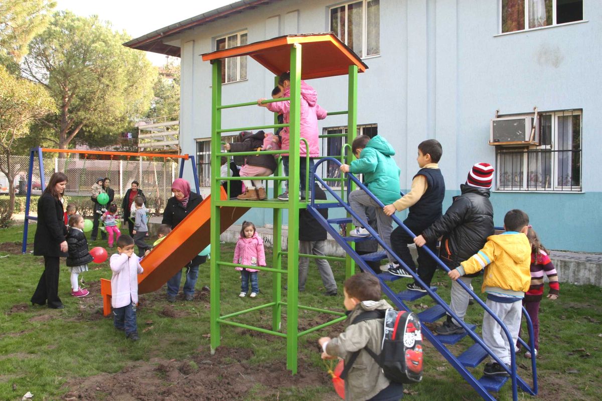 Altınova\'da Çay Geliri Oyun Alanı Oldu