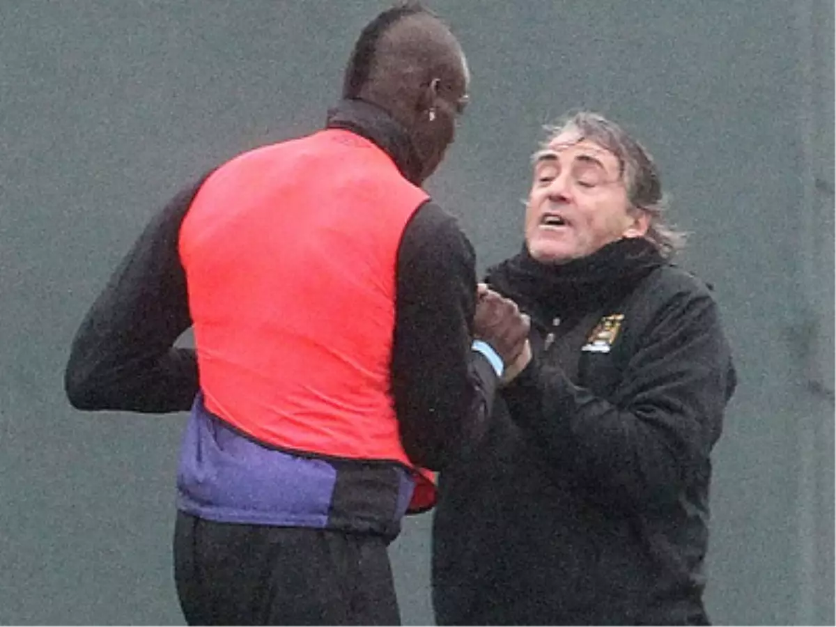 Balotelli, Mancini\'ye Saldırdı