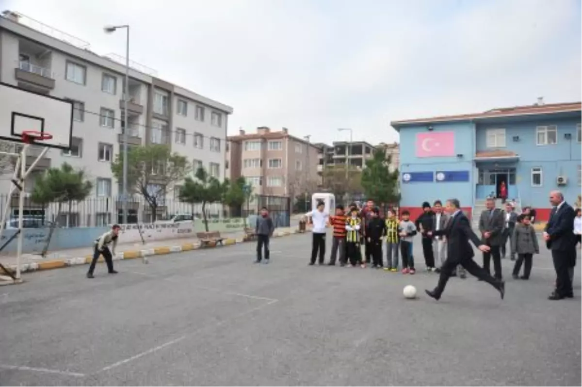 Başkan Uzun\'un Öğrenciler ile Futbol Keyfi