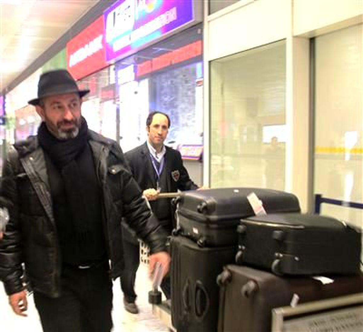 Cem Yılmaz Tatilden Döndü