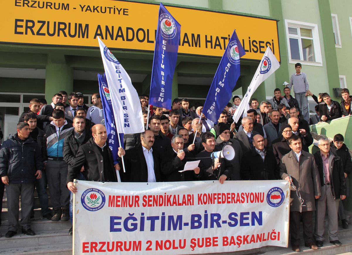 Derse Alınmayan Öğrenci Okul Koridorunda Öğretmenini Bıçakladı