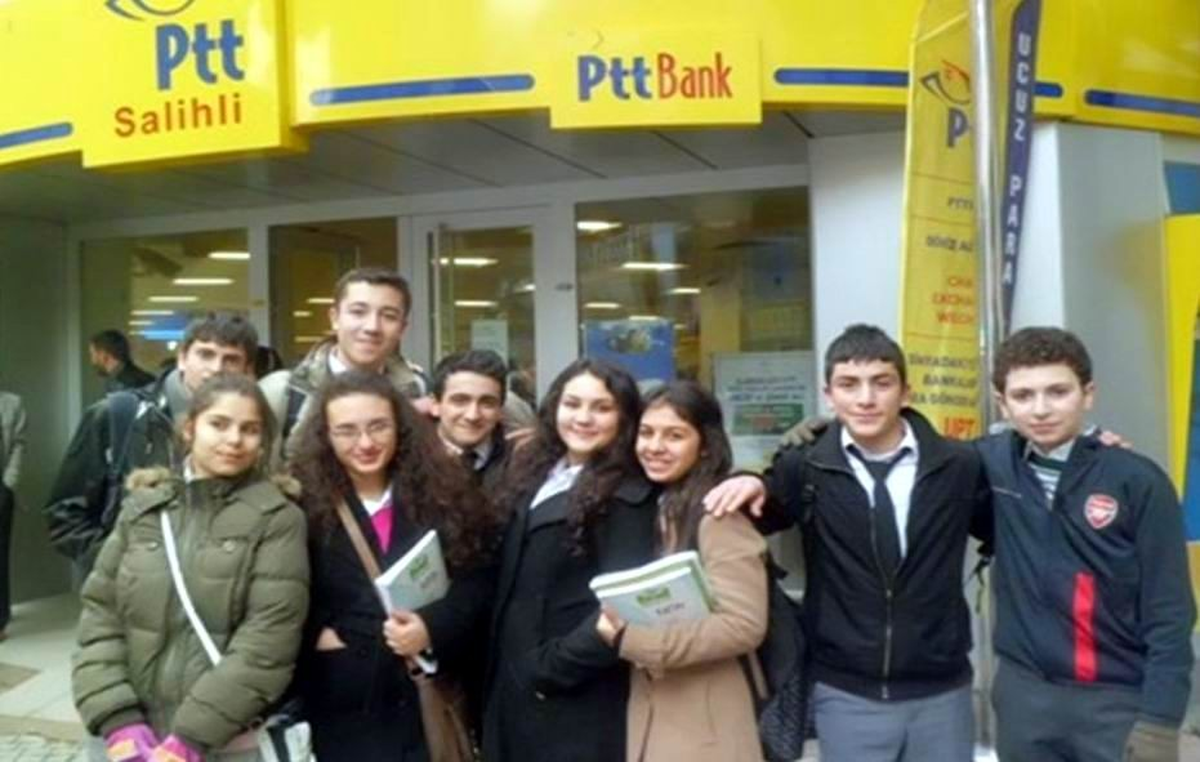 Dev Öğrenciler Tanıtım Kartı Gönderdi