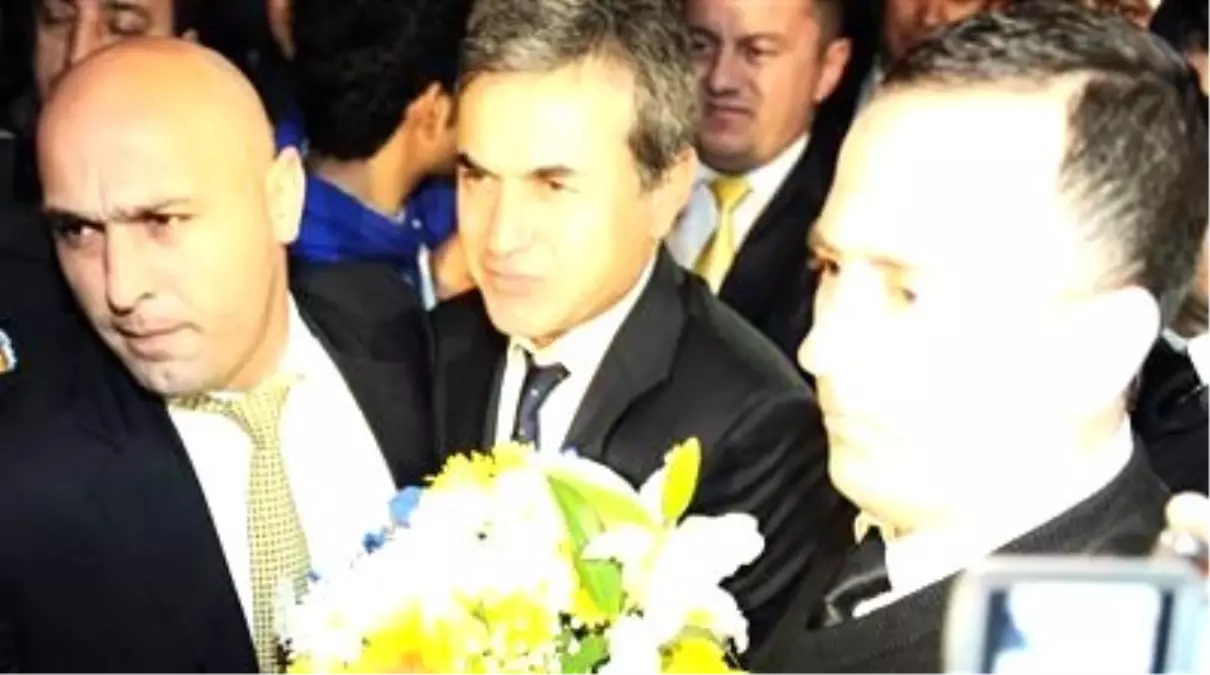 Fenerbahçe\'ye Antalya\'da Coşkulu Karşılama