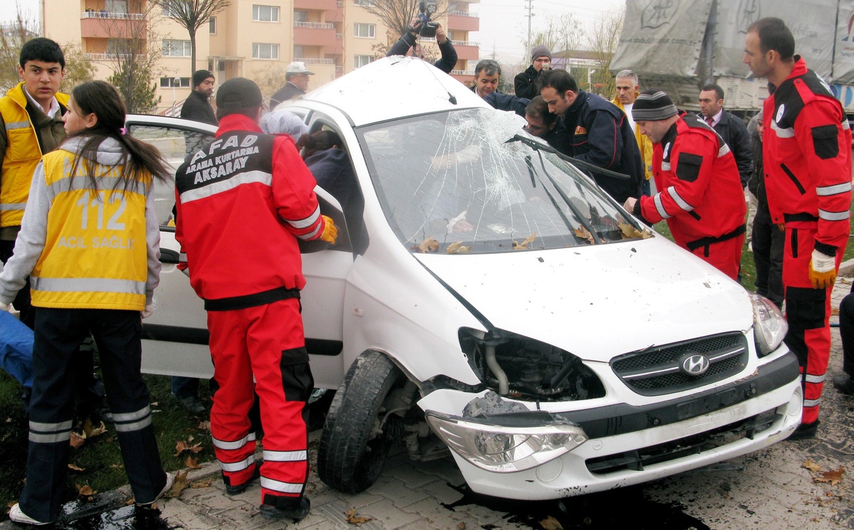 Kaldırıma Çıkan Otomobil Ağaca Çarparak Durabildi