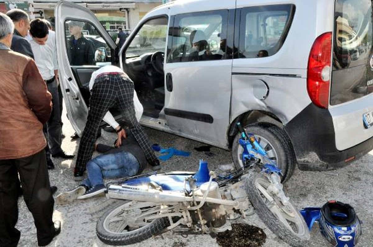 Kasksız, Ehliyetsiz Motosiklet Sürücüsü Kazada Yaralandı