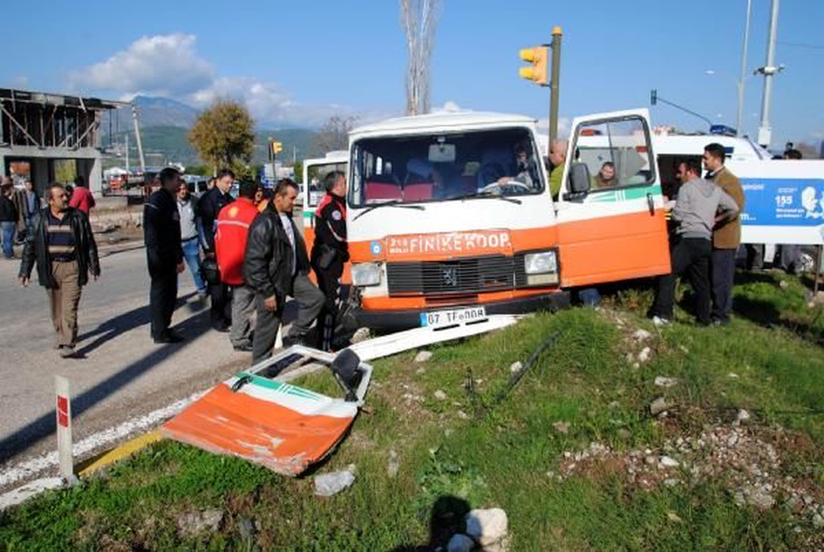 Kumluca\'da İki Minibüs Çarpıştı: 5 Yaralı
