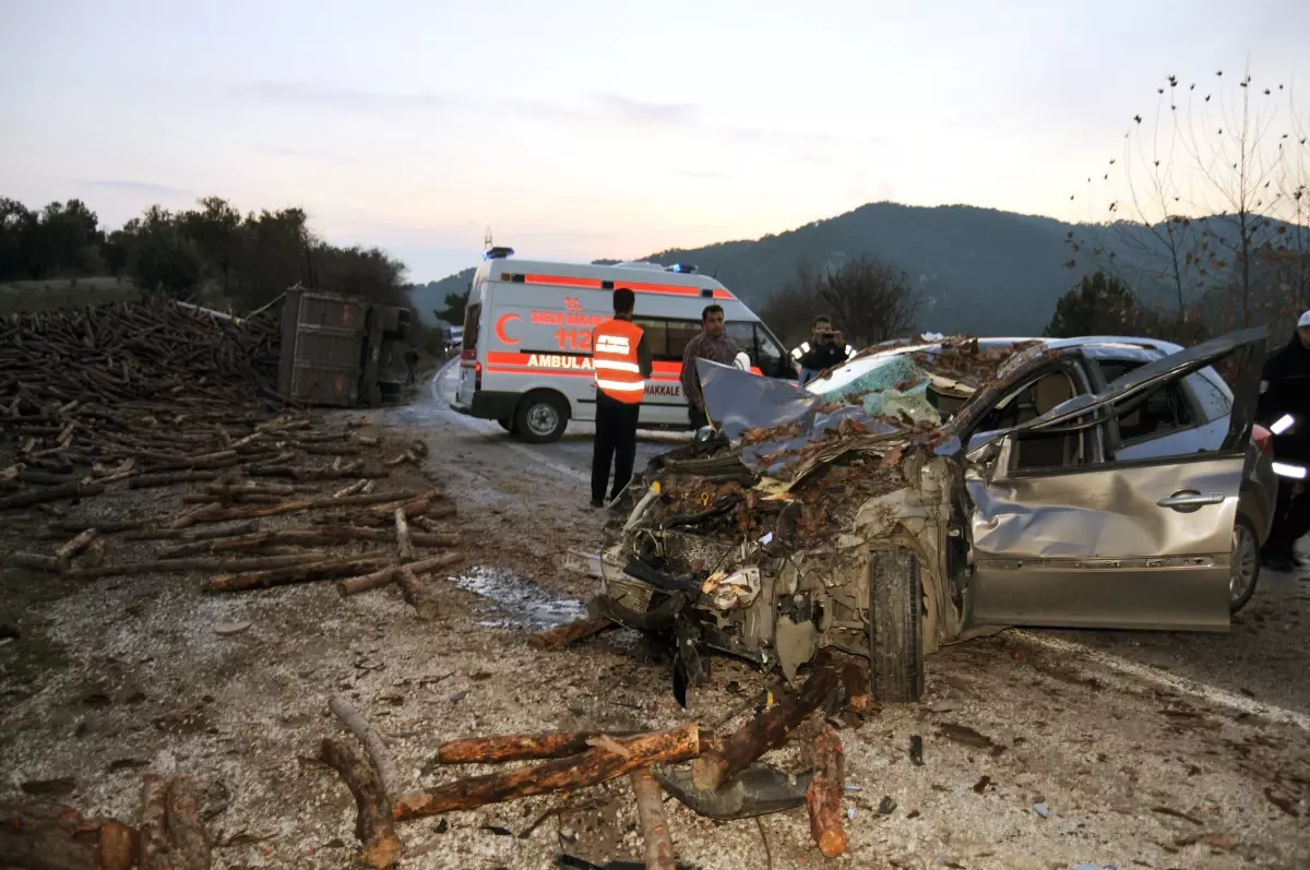 Odun Yüklü Kamyon ile Otomobil Çarpıştı: 3 Yaralı