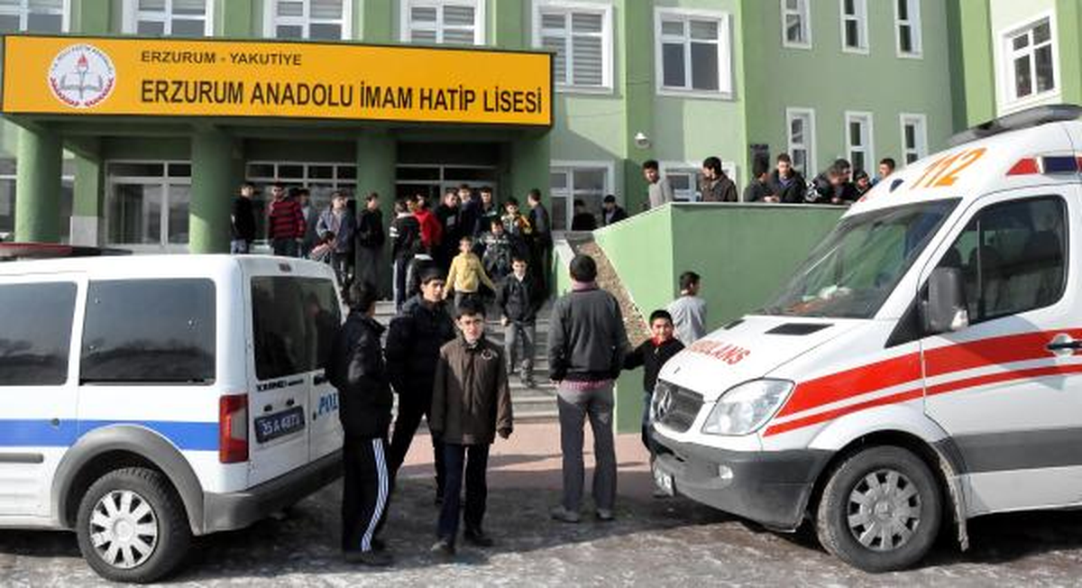 Okul Koridorunda Öğretmenini Bıçakladı