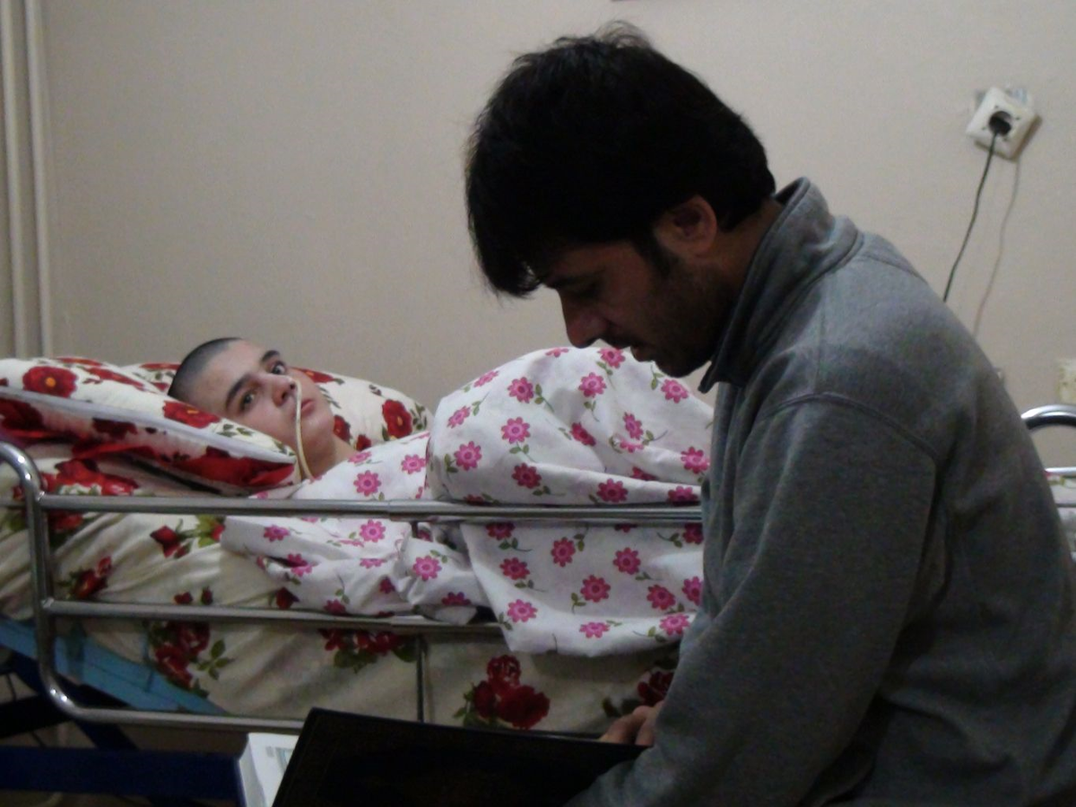 Sakat Kalan Afgan Gencin Ailesi, Yardım Bekliyor