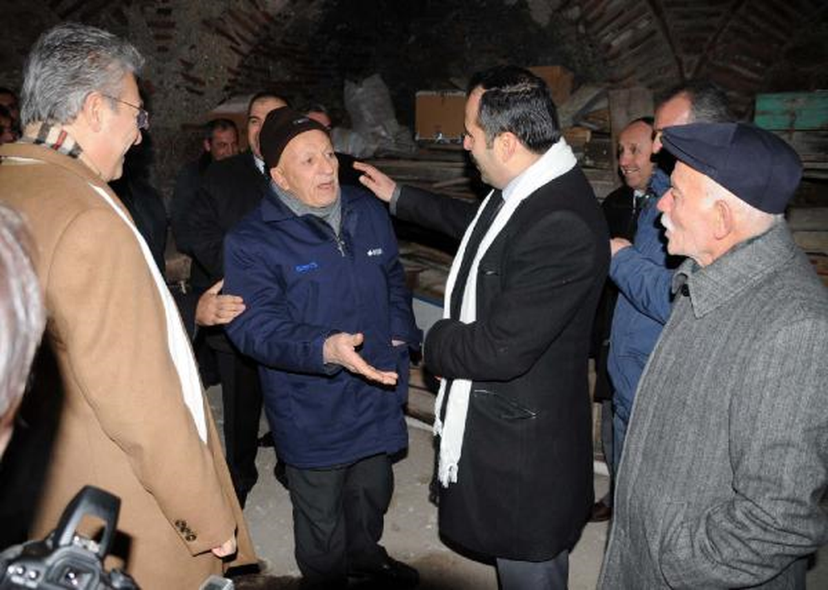 Valinin Önünde, 'Sık Dişini Helası' Tartışması