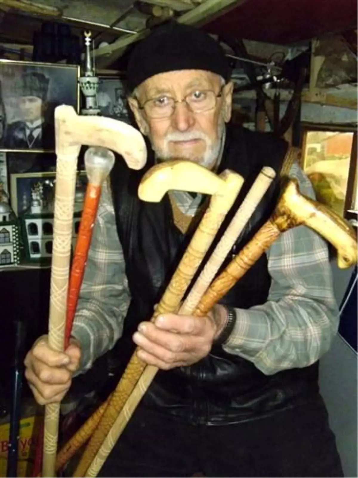 Boş Vakitlerini Baston Yaparak Değerlendiriyor