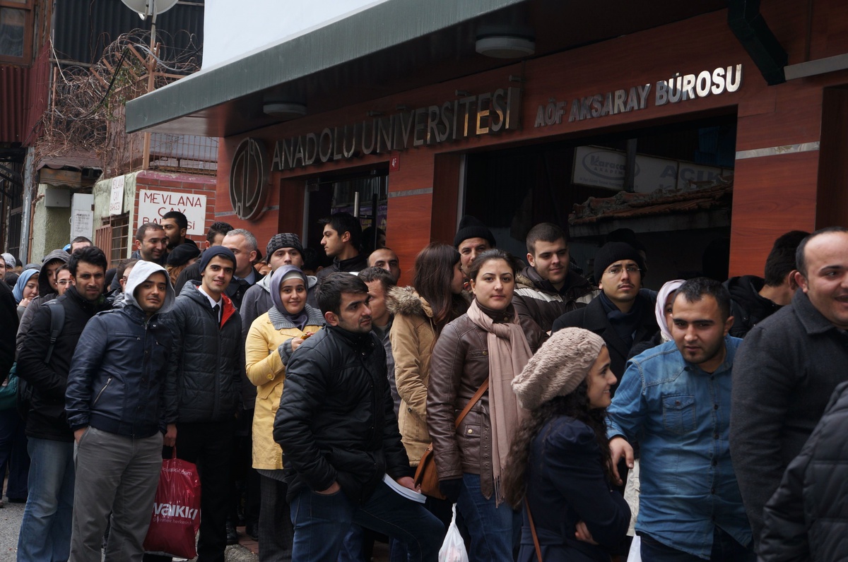 Açıköğretim Fakültesi Büroları Önünde Kart Kuyruğu