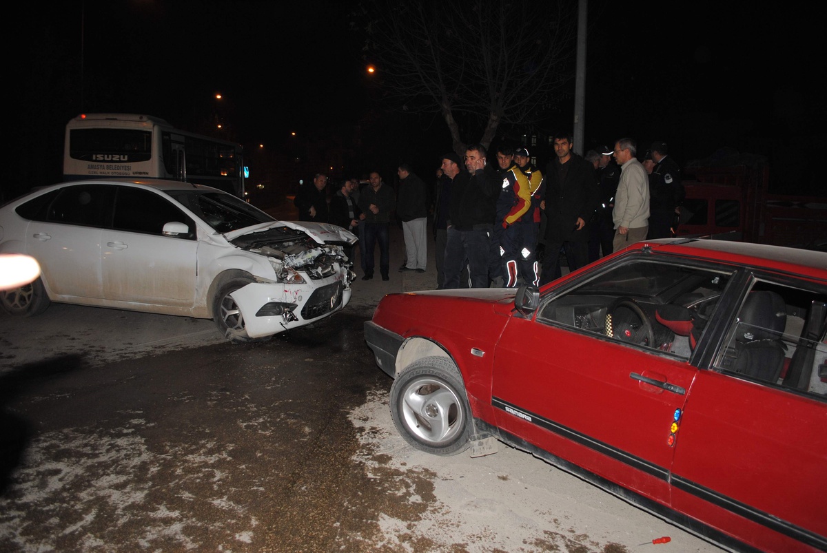 Amasya\'da 2 Otomobil Çarpıştı: 1 Ölü, 7 Yaralı