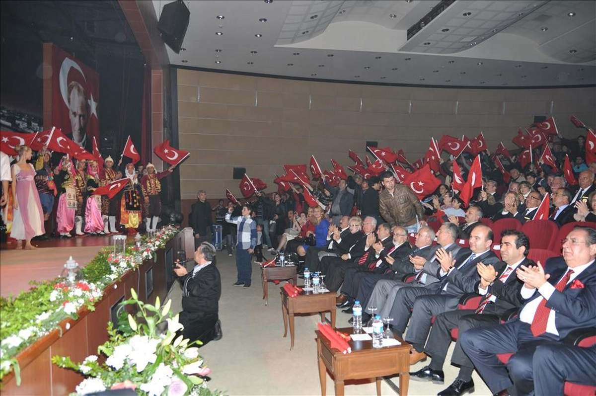 \'Güneşi Kucaklayan Topraklar\' Gösterisi