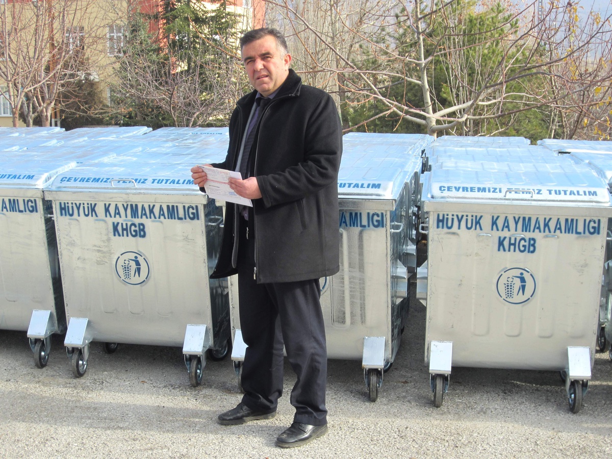 Hüyük Kaymakamlığı Köylere Çöp Konteyneri Dağıttı
