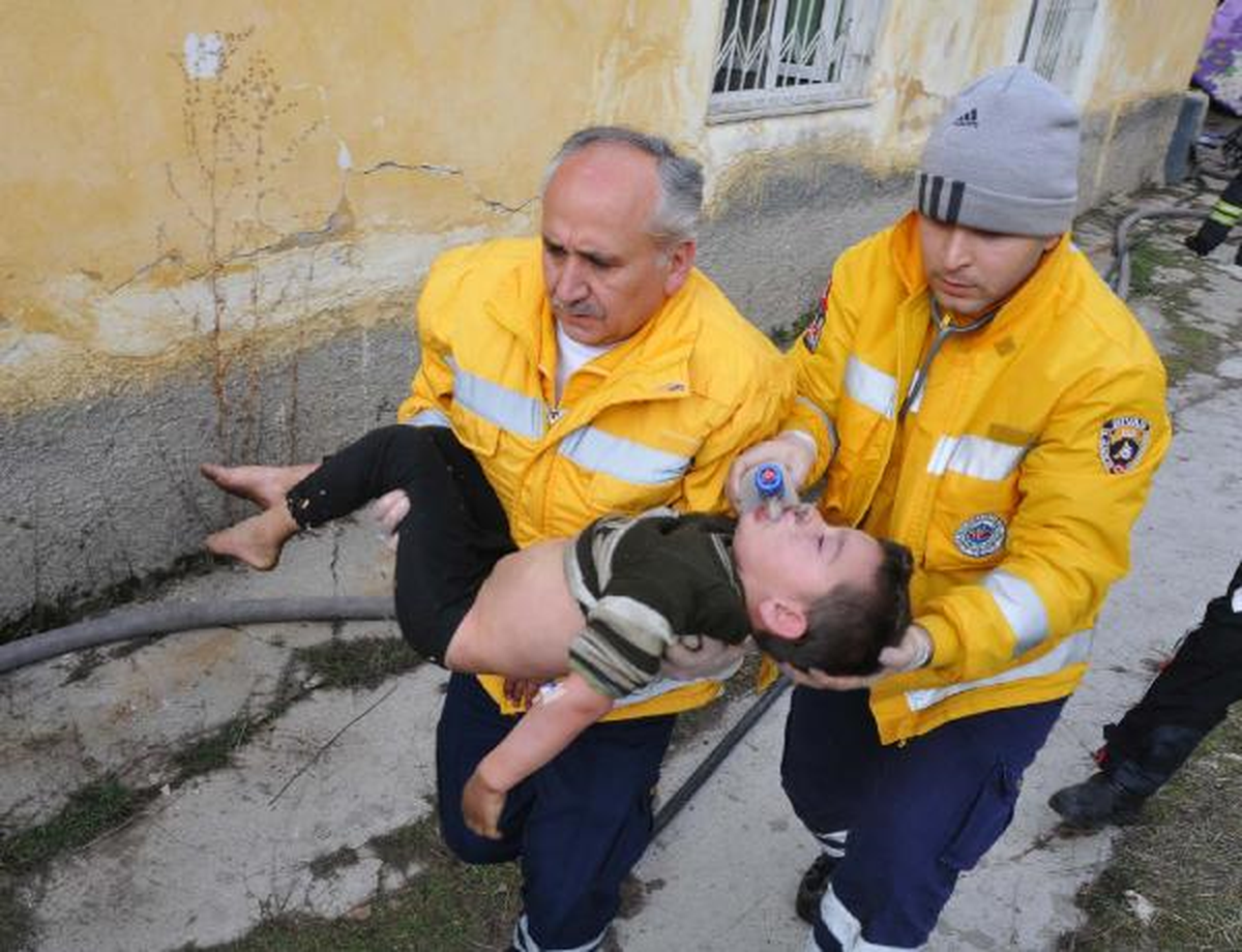 İki Katlı Evde Yangın Çıktı; 1 Çocuk Öldü, Baba Yoğun Bakımda