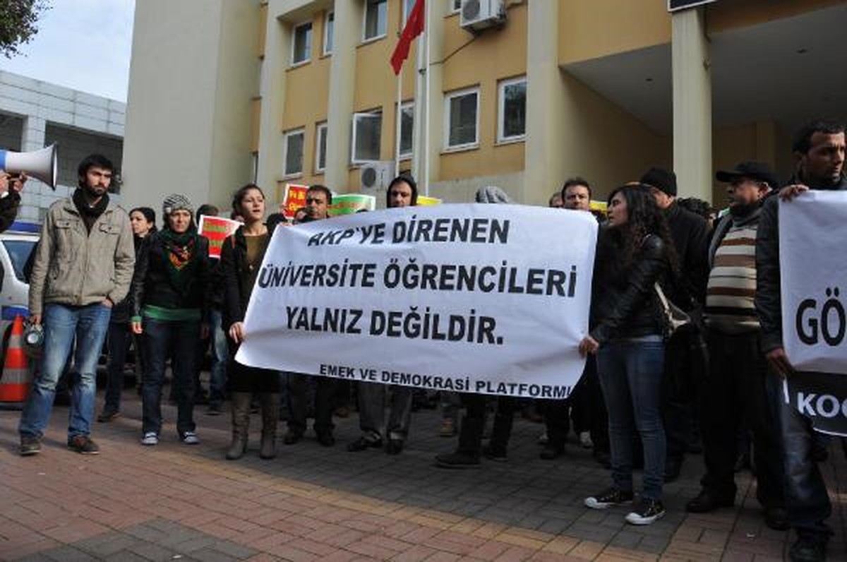 İstanbul\'a Sevkedilen Gözaltındaki 12 Üniversite Öğrencisine, Kocaeli\'nde Destek Eylemi