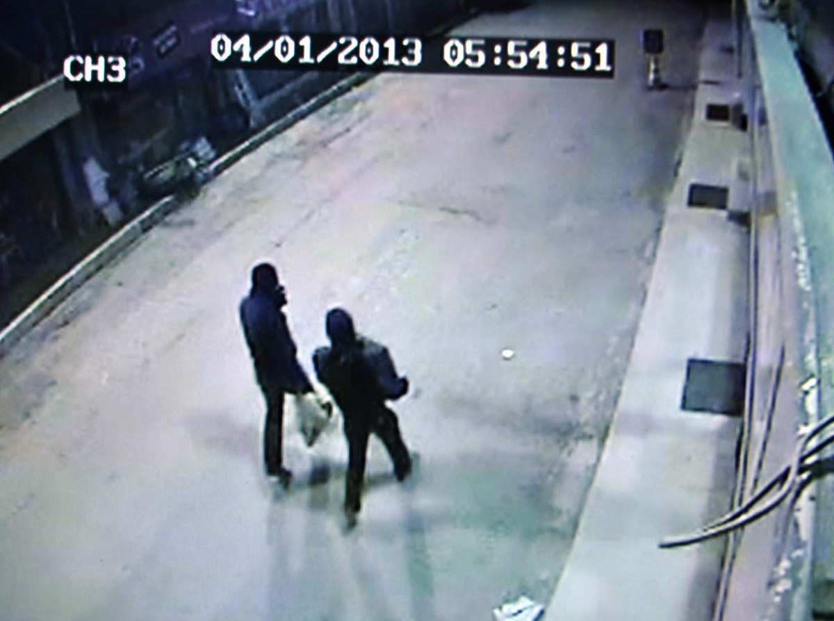 Kar Maskeli Hırsızlar Güvenlik Kameralarına Yakalandı