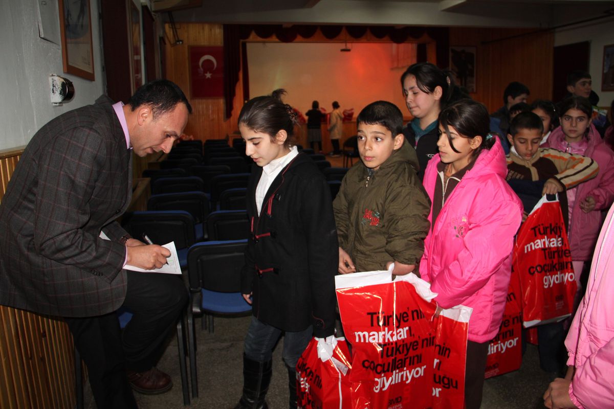 Markalar Birliği Bin Öğrenciyi Giydirdi