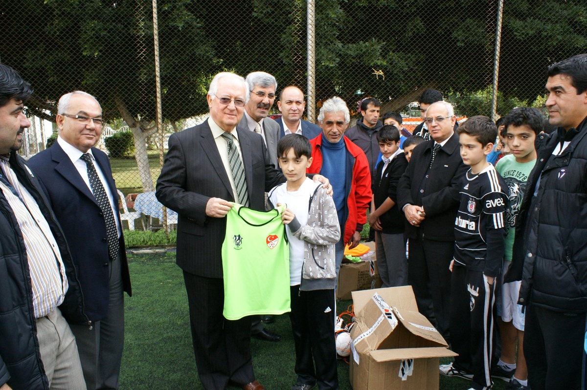 Mezitli Belediye Spor\'dan Öğrencilere Malzeme Yardımı