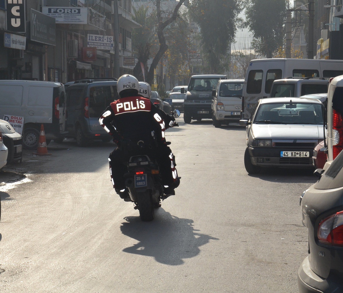 İzmir Polisi Kelepçeli Çocukları Aradı