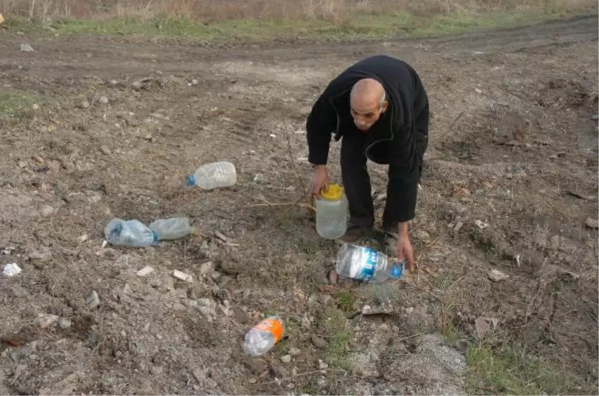 Pet Şişe Toplayarak Ailesine Bakıyor