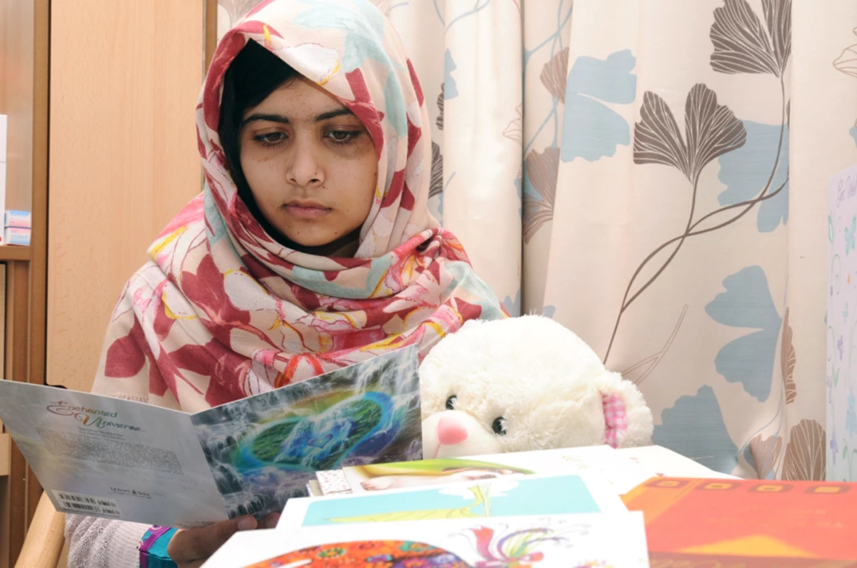 Taliban\'ın Vurduğu Malala Taburcu Oldu