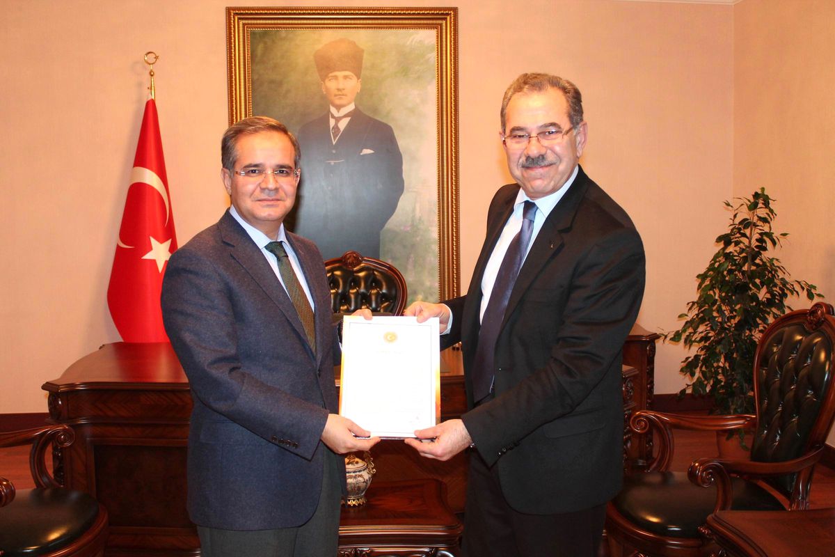 Vali Tapsız\'dan Çetinkaya\'ya Teşekkür Belgesi