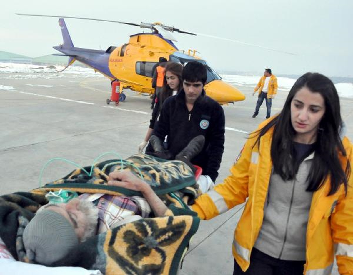Buzlanan Yolda Düştü, Helikopterle Sevk Edildi