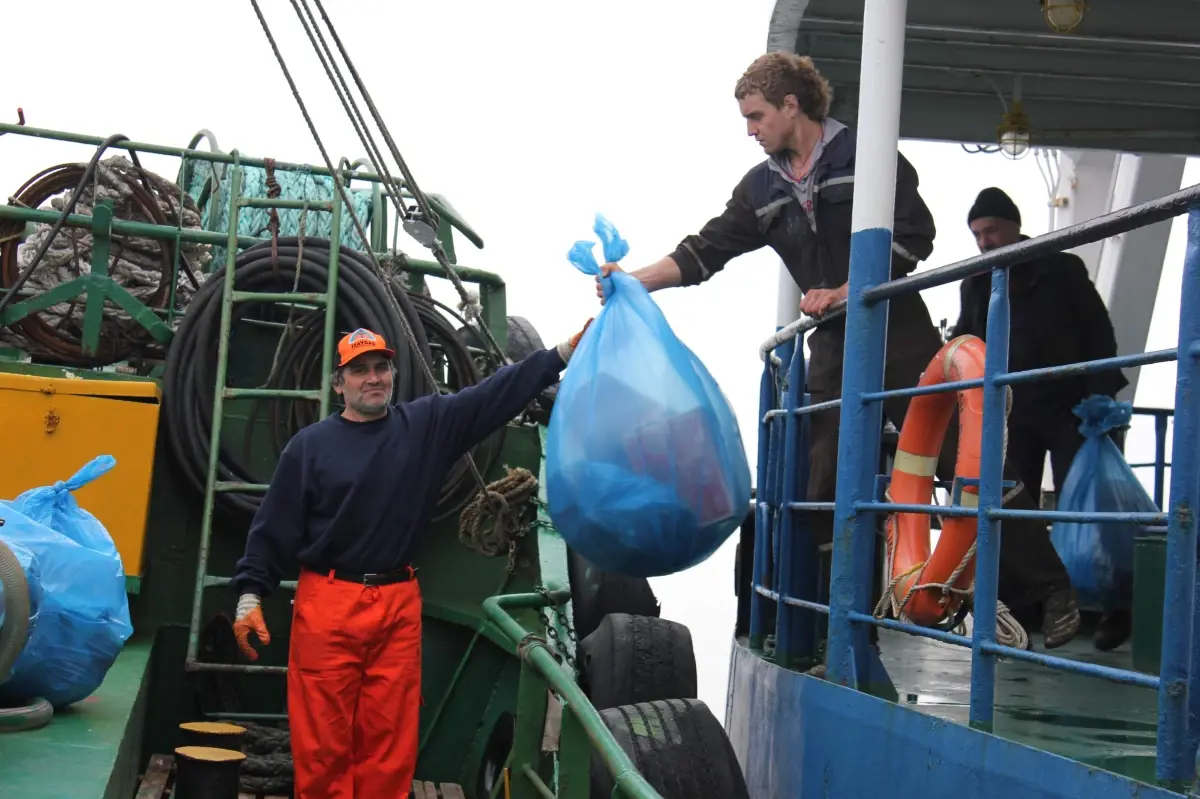 Gemiyle Çöp Topluyorlar