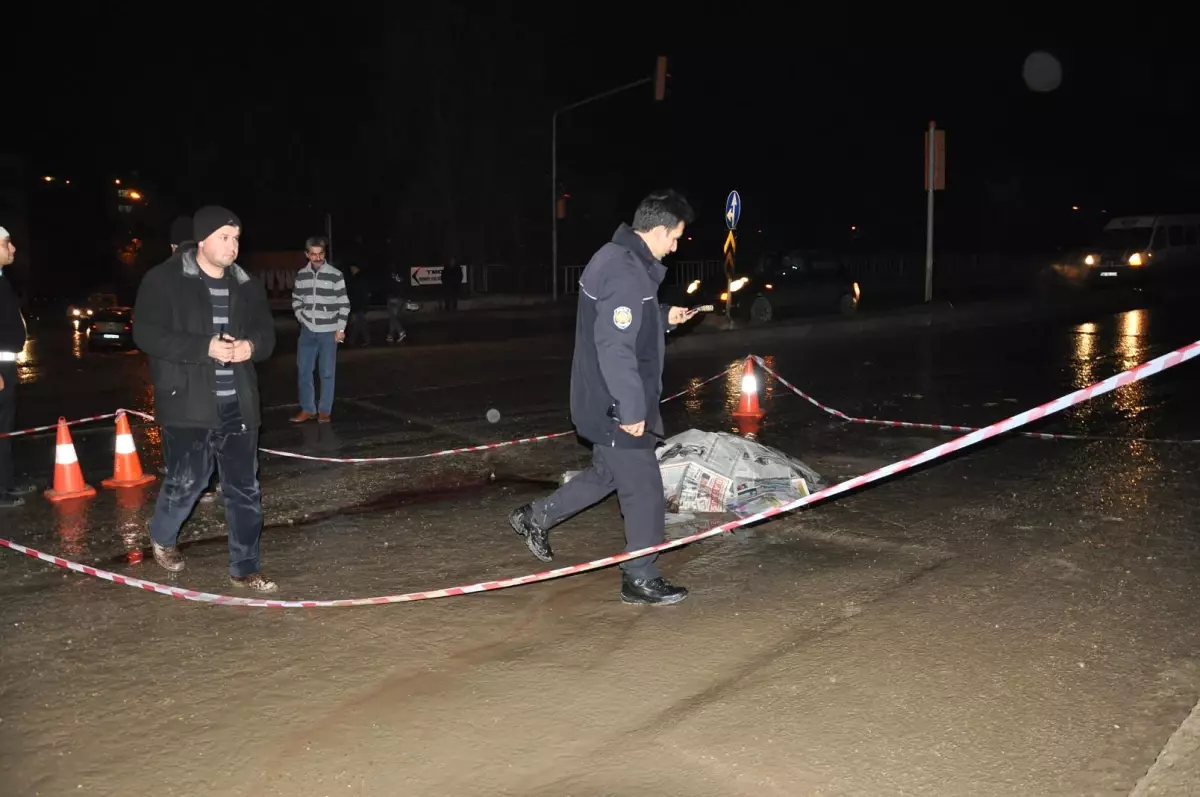 Eşine Kızdı Kamyonun Önüne Atladı